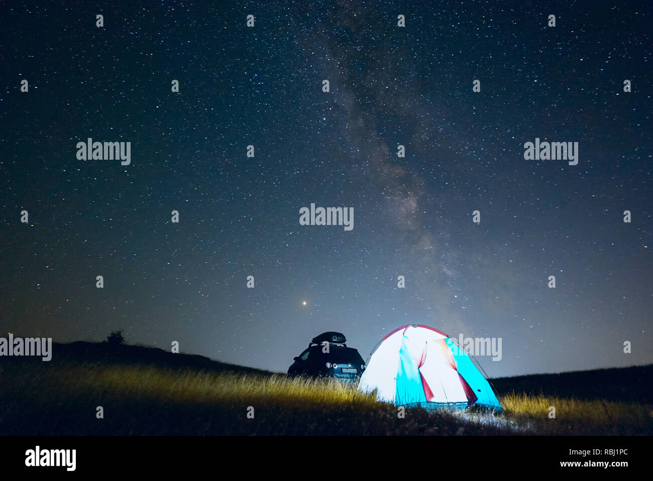 Tenda turistica di notte sullo sfondo della Via Lattea . Foto Stock