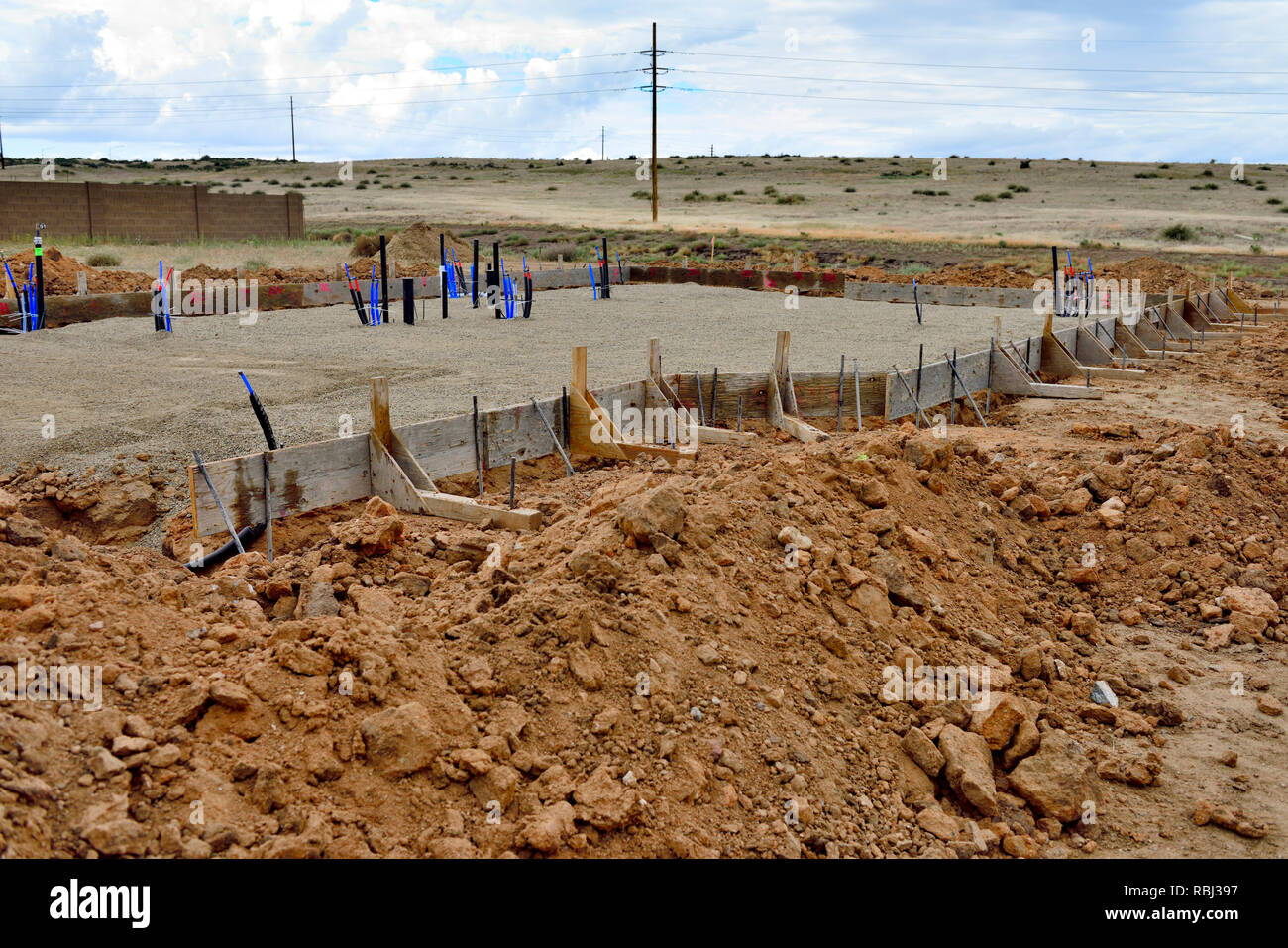 Casa residenziale costruzione hardcore ghiaia stabilite per lastra di calcestruzzo foundation con servizi Foto Stock