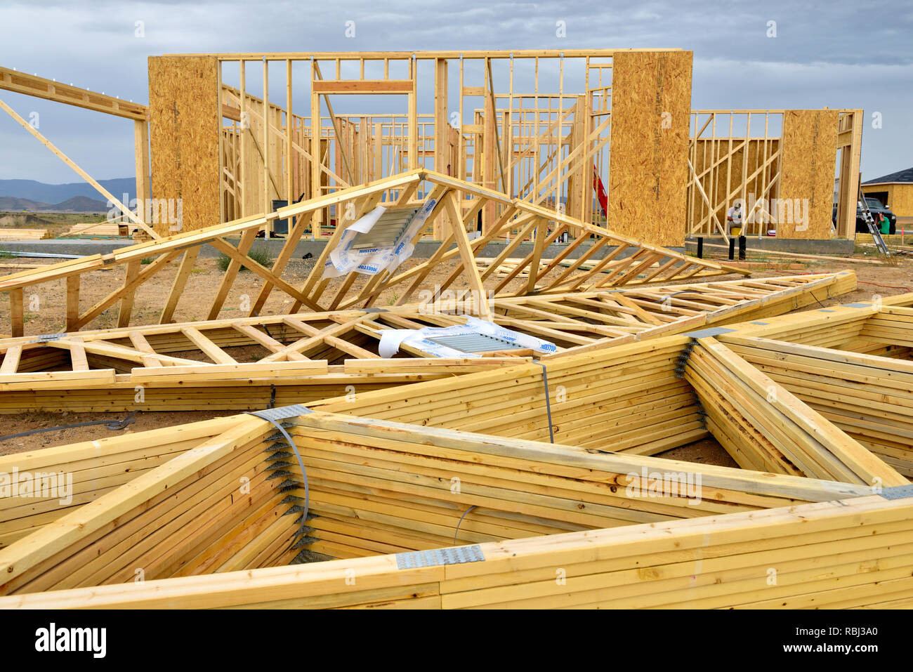 Casa residenziale costruzione con fabbrica costruita trussing tetto pronto per l'installazione sul legname pareti prigioniero Foto Stock