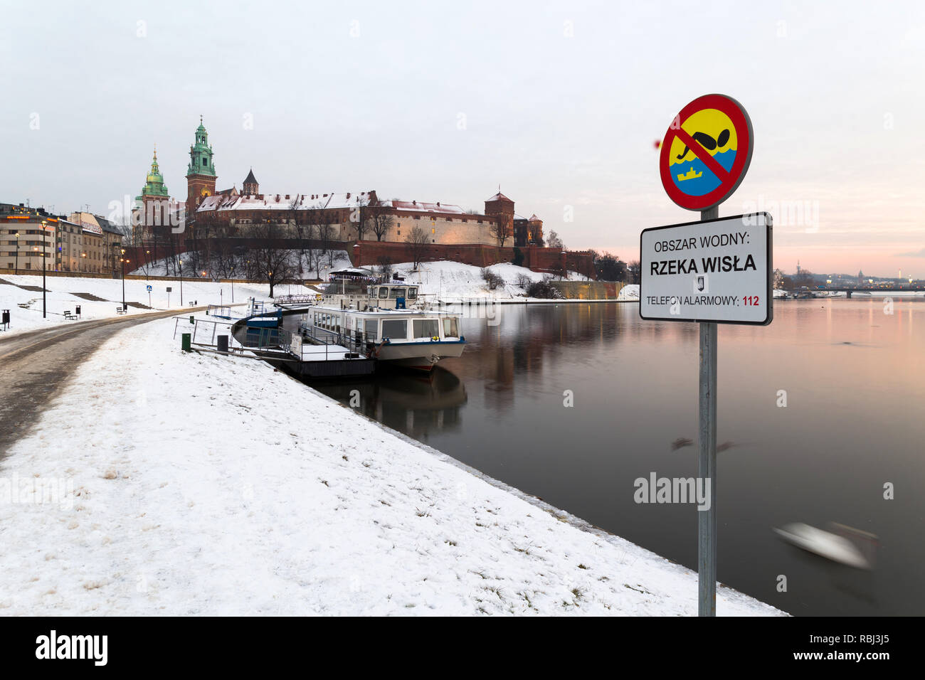 Cracovia in Polonia. Gennaio 07, 2019. Il castello di Wawel in inverno. Vista dal fiume Vistola banca. Nessun segno di nuoto. Foto Stock
