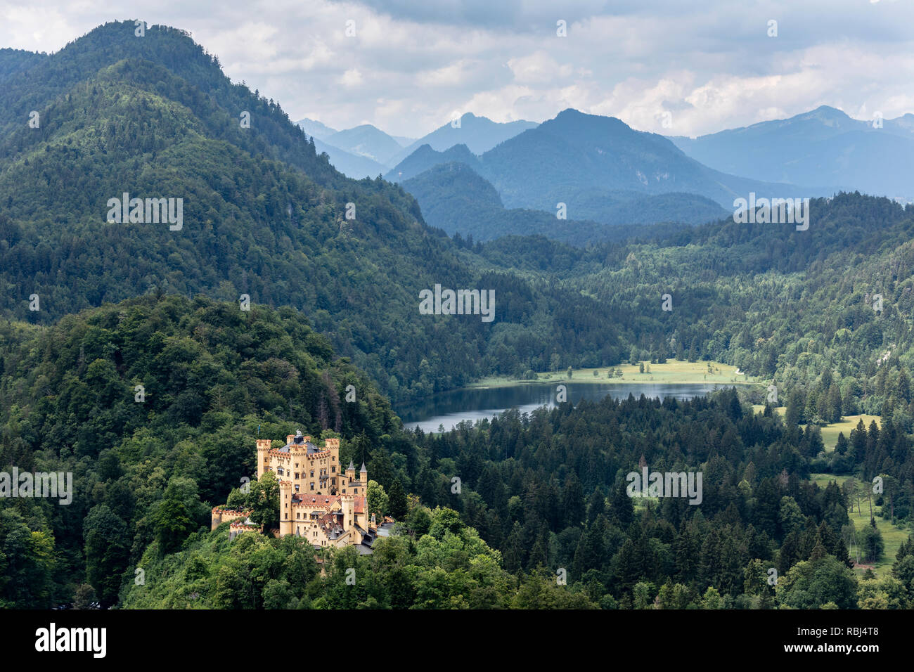 Il Castello di Hohenschwangau e vista verso Schwansee (Swan Lake), Schwangau, Baviera, Germania Foto Stock