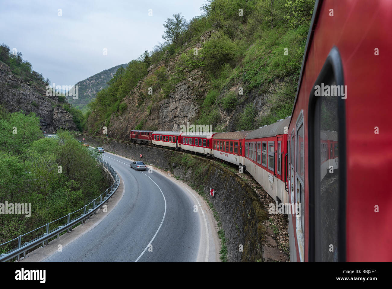 In viaggio con il treno, tempo di primavera Foto Stock