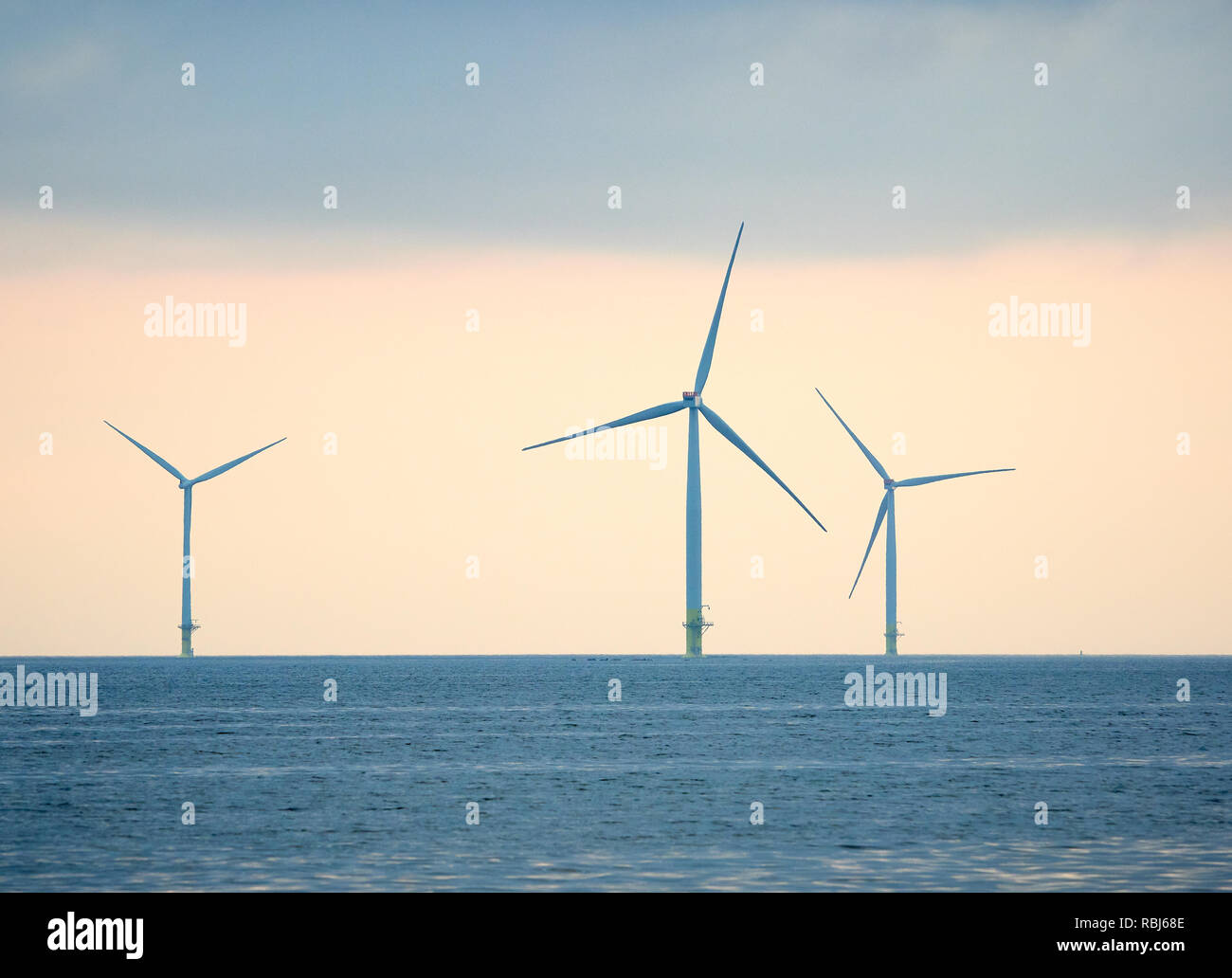 Offshore Wind Turbine per la produzione di energia da fonti rinnovabili lungo la costa del mare Bothnian vicino Pori, Finlandia. Verde alternativa energia pulita, ecologia. Foto Stock