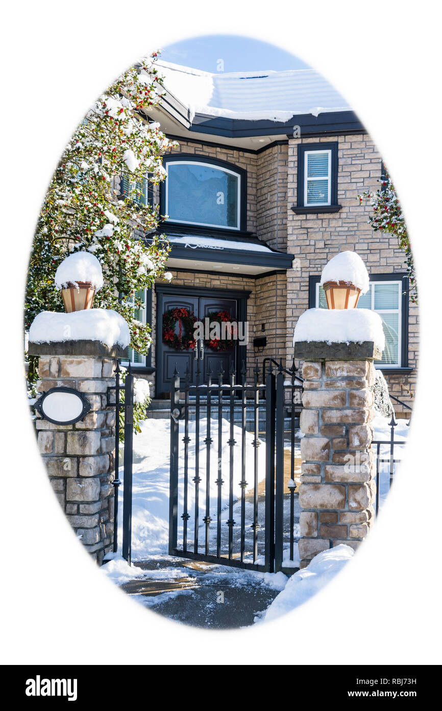 Di lusso casa residenziale ingresso decorato per il Natale vacanza. Casa Famiglia nella neve sulla stagione invernale. Bianco frontiere rotondo Foto Stock