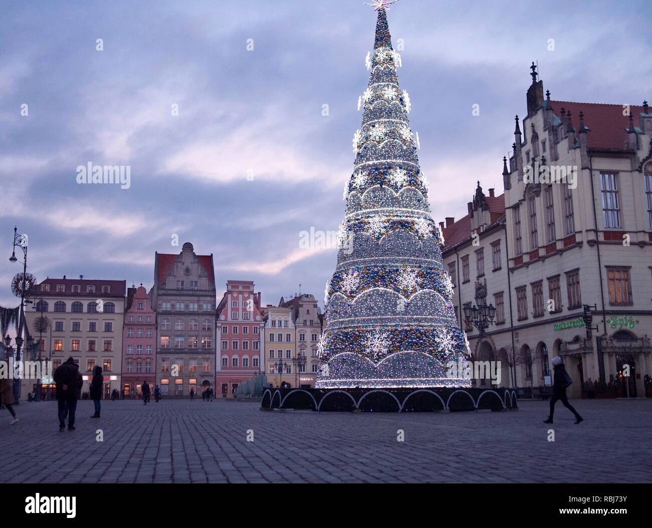 Piazza del mercato al crepuscolo con albero di Natale e decorazioni, Wroclaw, Polonia Foto Stock
