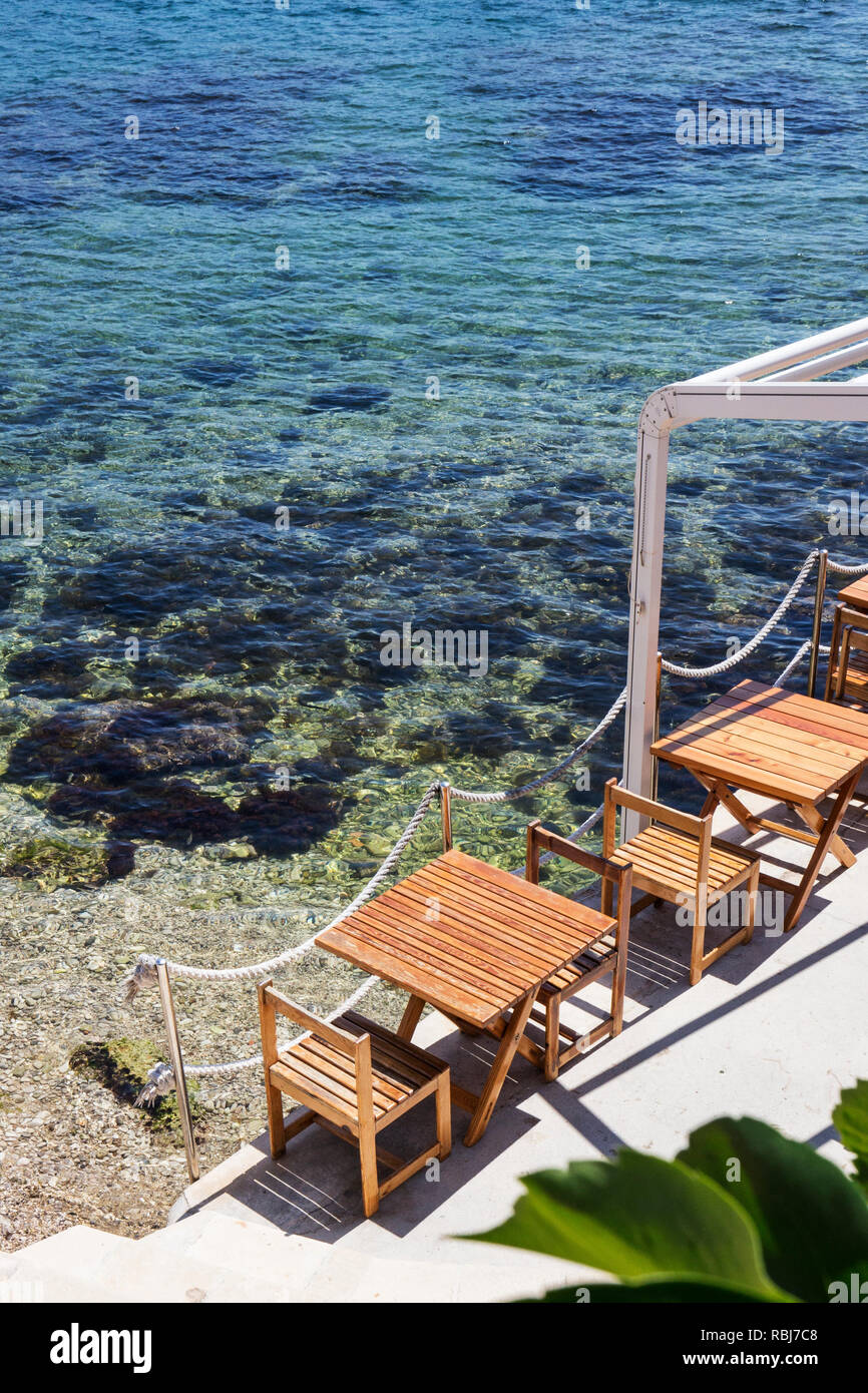 Un ristorante a bordo delle acque in Isola di Vis, Croazia Foto Stock