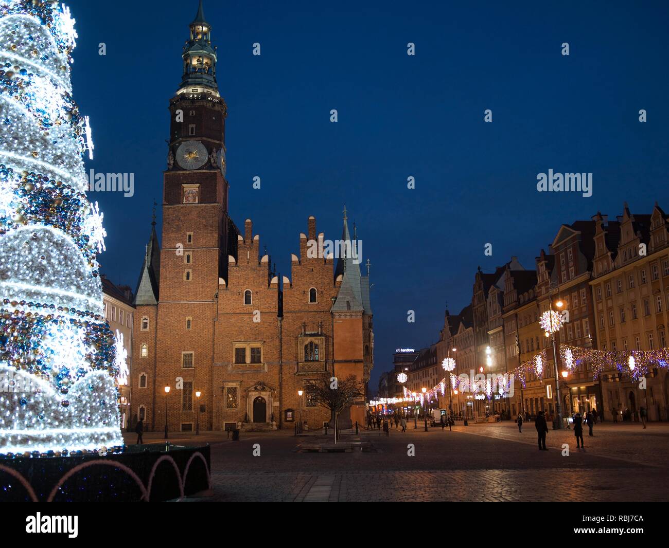 Piazza del mercato durante la stagione di Natale illuminato con albero di Natale e le decorazioni di Natale Foto Stock