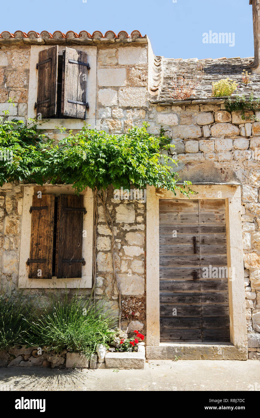 La parte anteriore di una casa di città in Isola di Vis, Croazia Foto Stock