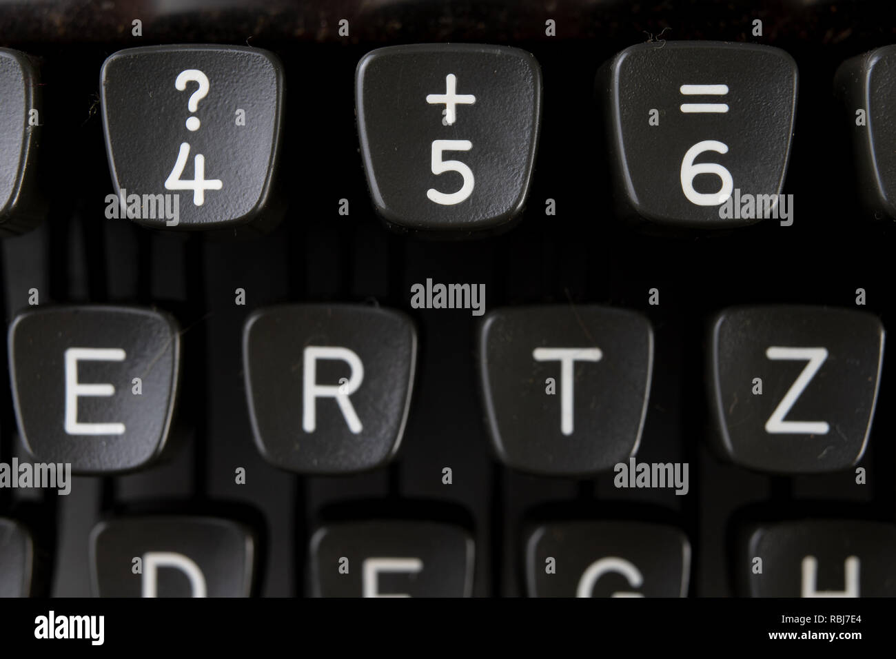 Le chiavi in una macchina da scrivere. Simboli di lettere e numeri sulla  tastiera. Sfondo chiaro Foto stock - Alamy