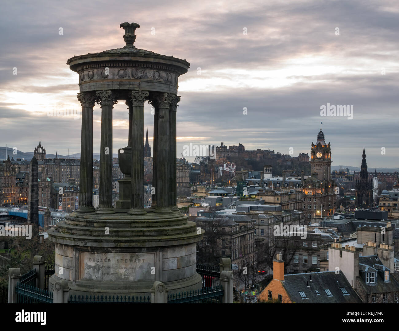Vista da Calton Hill al tramonto con Dugald Stewart monumento, Edimburgo, Scozia, Regno Unito Foto Stock