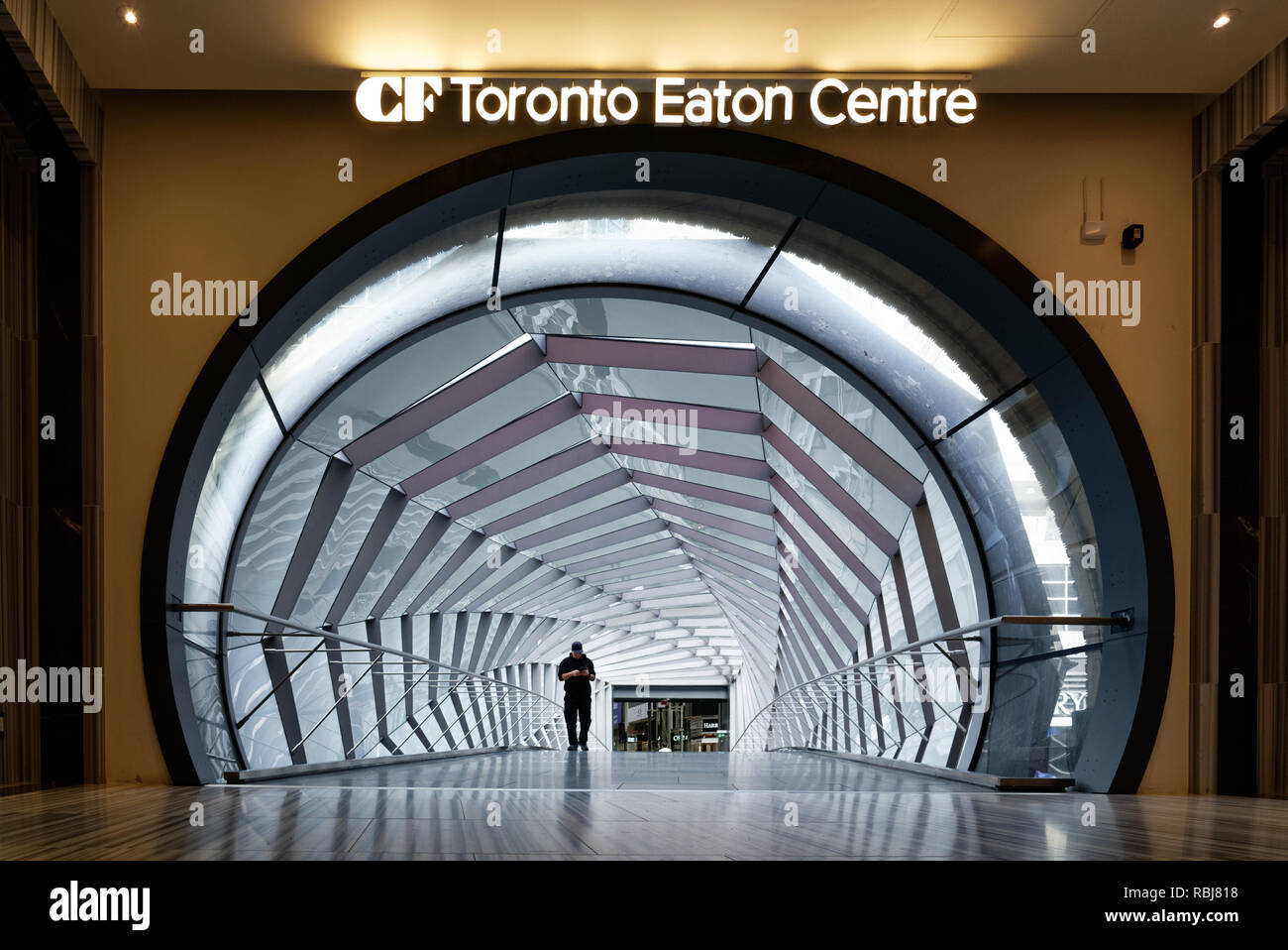 L'elica ponticello del cielo che collega il Centro Eaton per la Baia di Hudson Edificio, Toronto , Canada Foto Stock