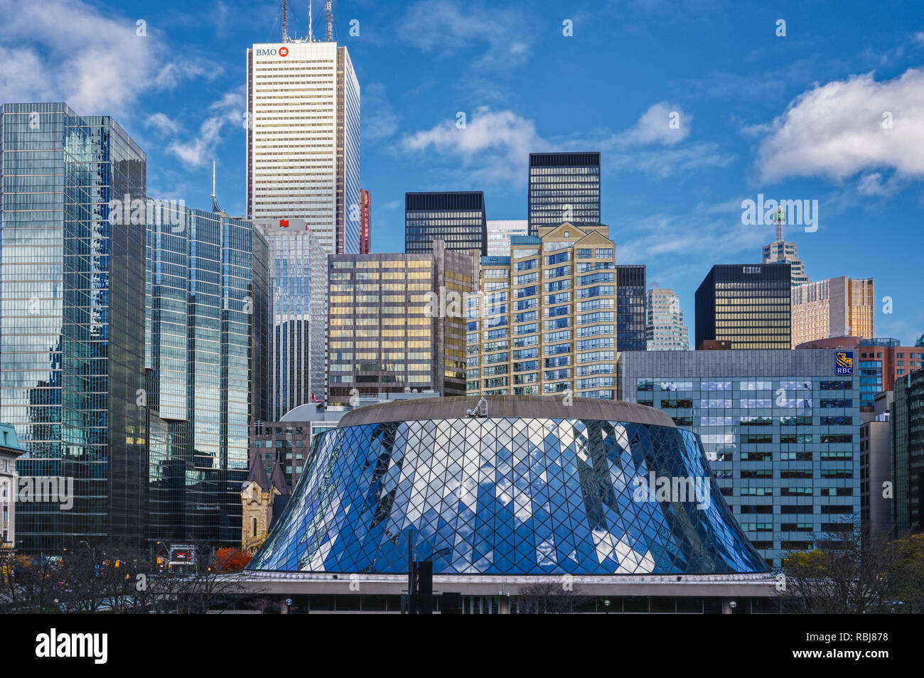 Roy Thomson Hall con la skyline di Toronto dietro Foto Stock