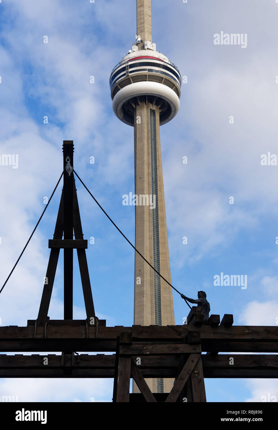 Il monumento a commemorare la vita di cinesi i lavoratori del settore ferroviario in Canada con la CN Tower dietro, Toronto Foto Stock