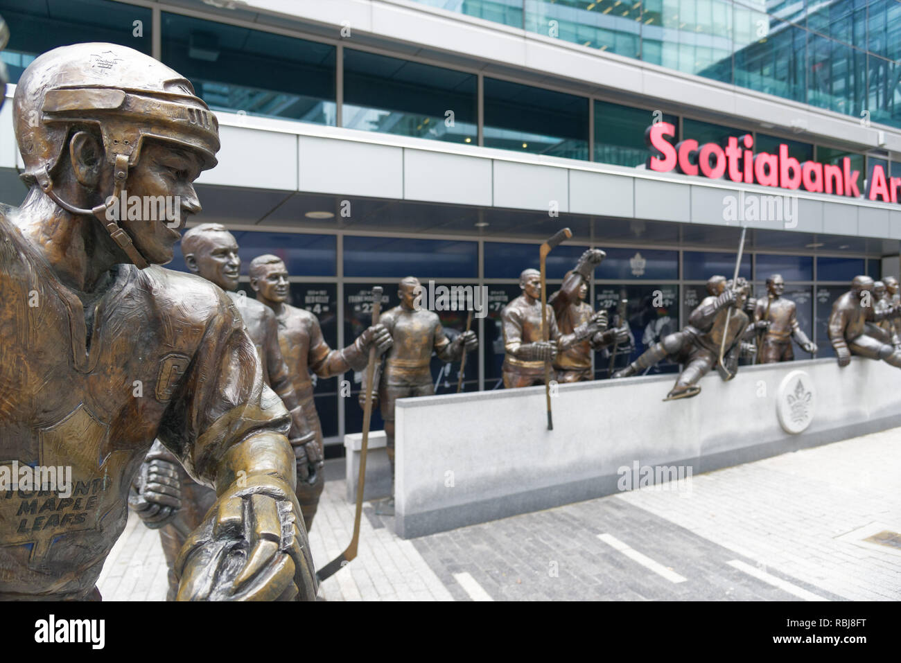 Dimensioni di vita scultura di giocatori di hockey su Foglia di acero piazza fuori la Scotiabank Arena a Toronto in Canada Foto Stock
