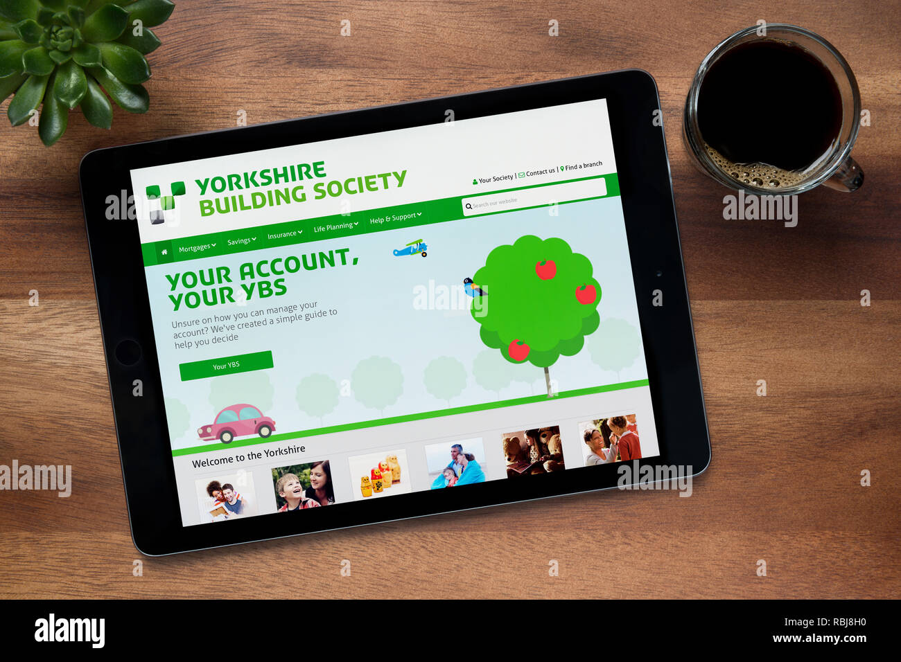 Il sito web di Yorkshire Building Society è visto su un tablet iPad, appoggiato su un tavolo di legno (solo uso editoriale). Foto Stock