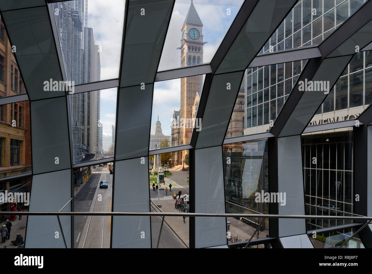 Il vecchio municipio visto dall'interno dell'elica ponticello del cielo che collega il Centro Eaton per la Baia di Hudson Edificio, Toronto , Canada Foto Stock
