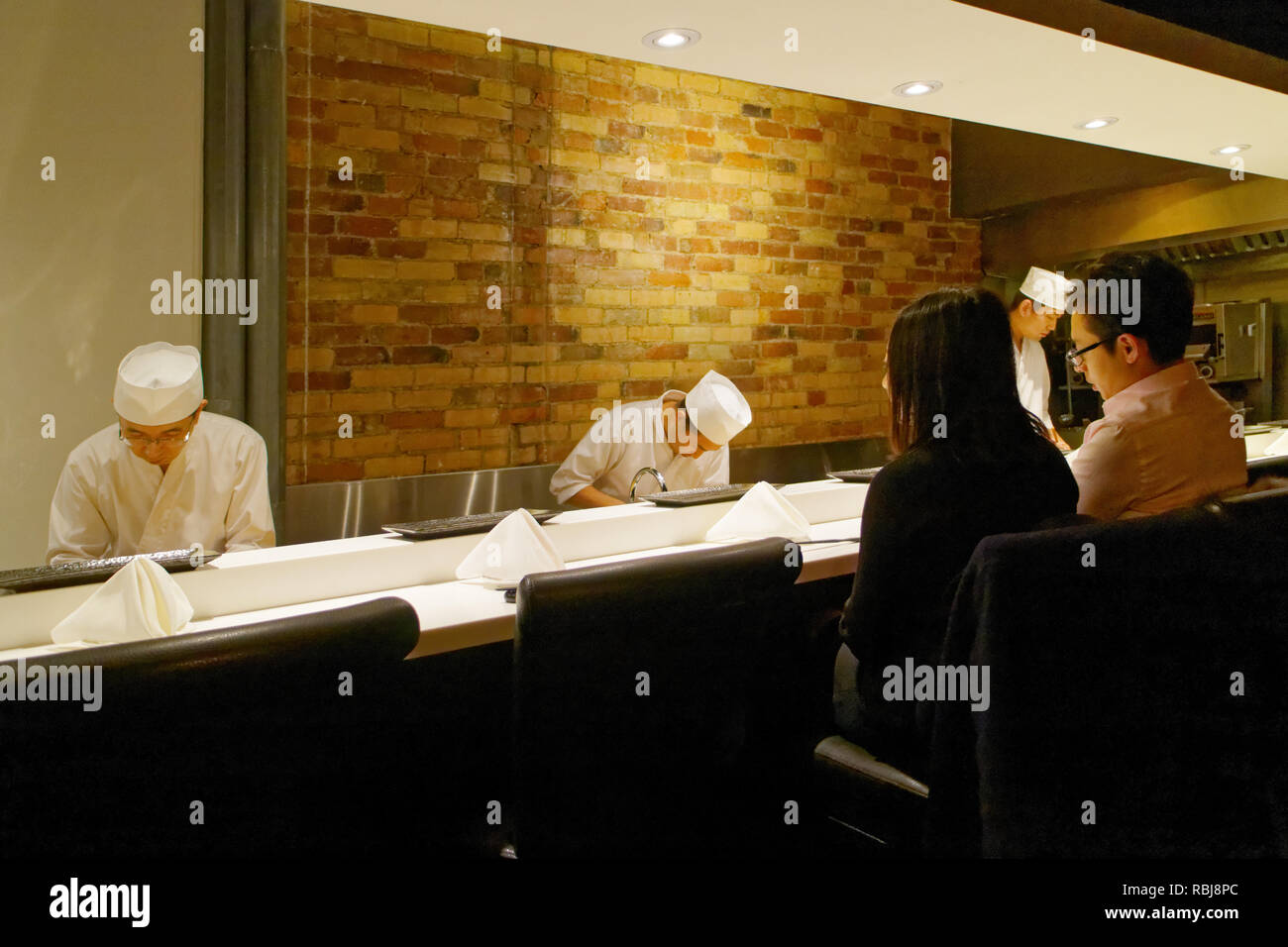 I cuochi che preparano i pasti in Yasu Omakase Sushi Bar a Toronto in Canada Foto Stock