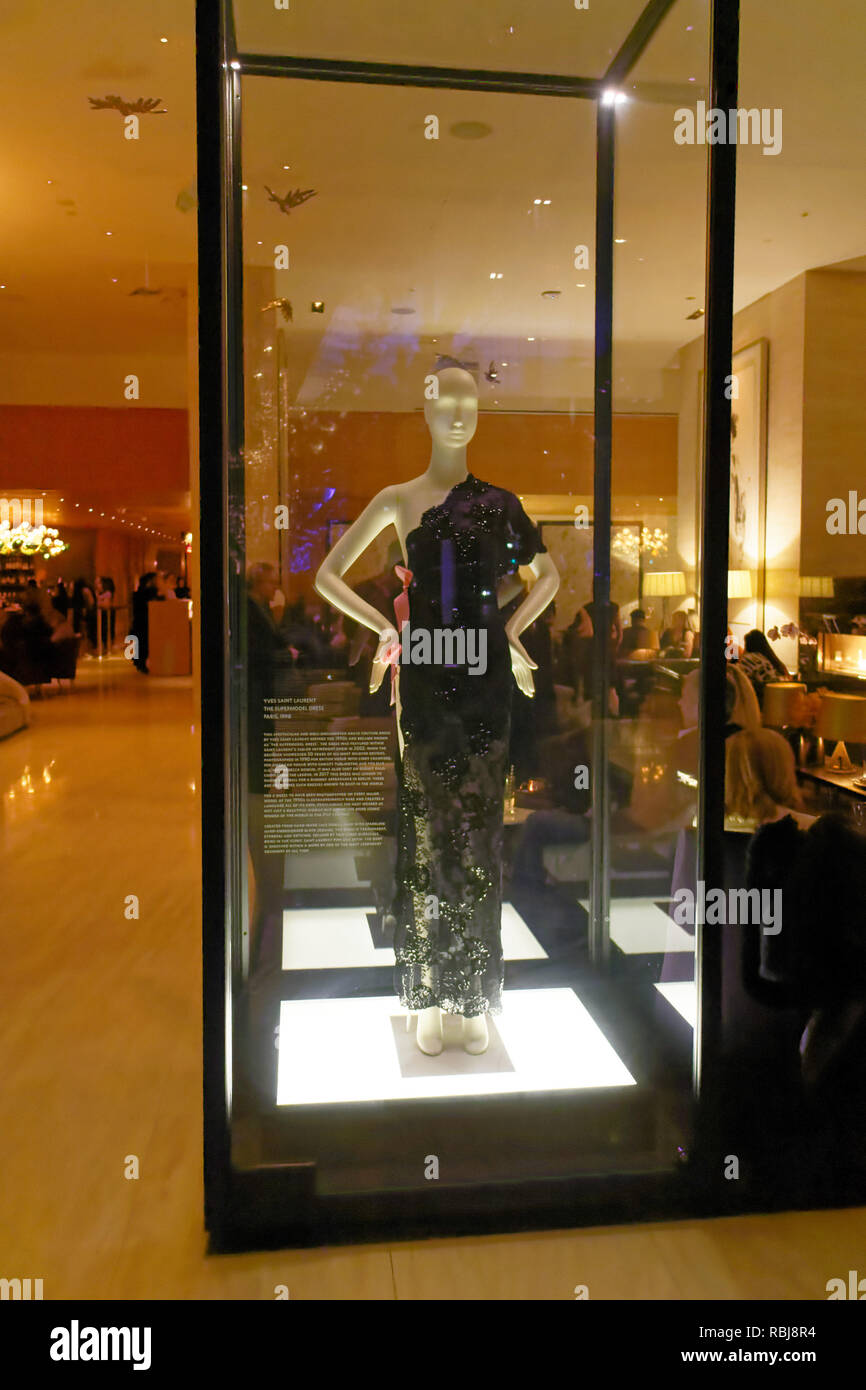 La top model abito da Yves Saint Laurent designer vestito in un involucro di vetro all'interno del bar del Shangri La Hotel a Toronto in Canada Foto Stock