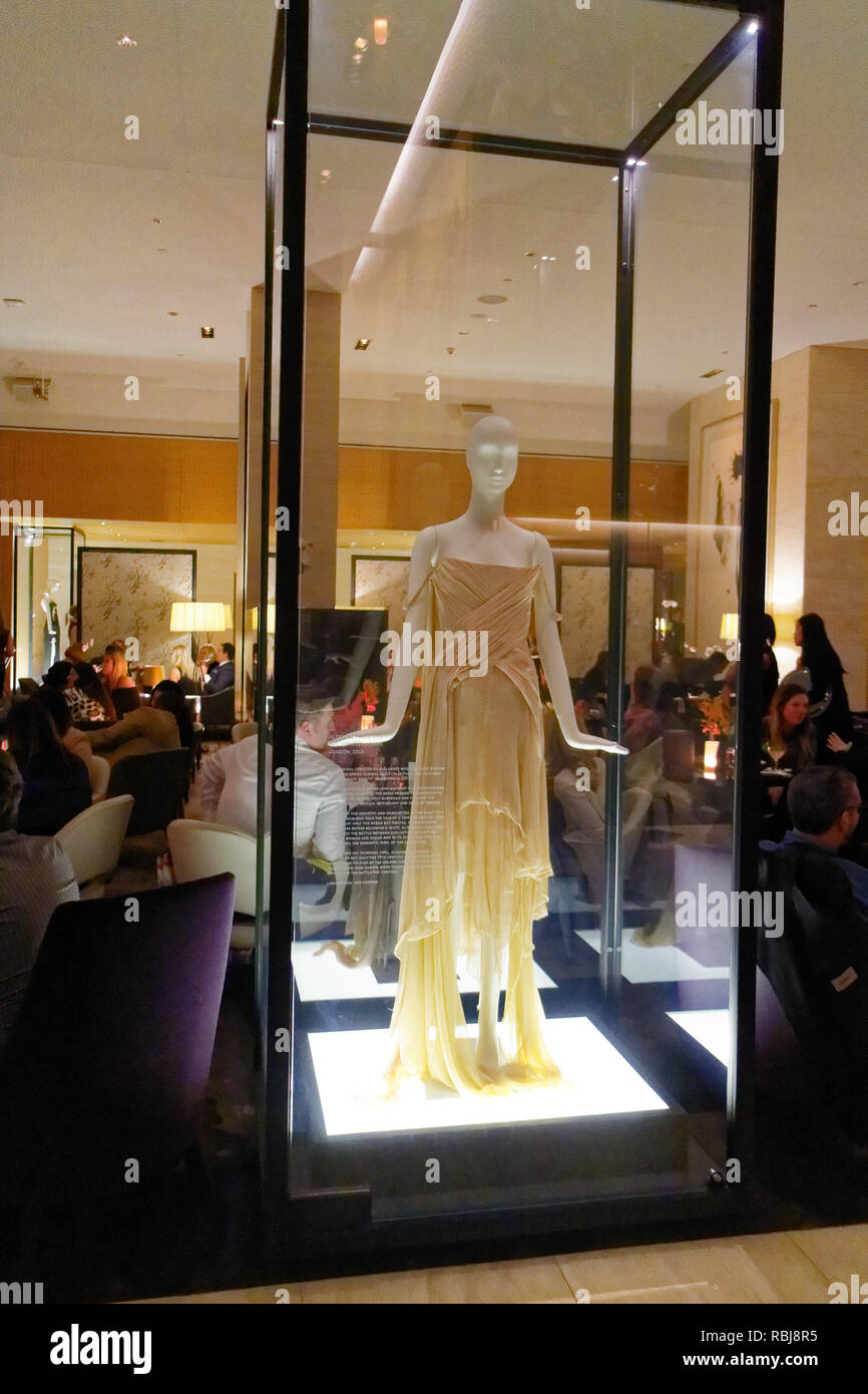 Il naufragio abito vestito designer di Alexander McQueen in una teca di vetro all'interno del bar del Shangri La Hotel a Toronto in Canada Foto Stock