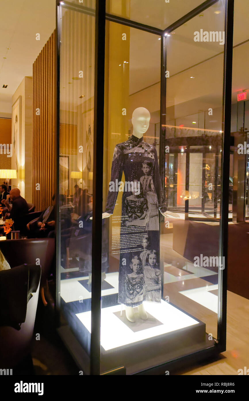 La Haute Couture abito da Alexander McQueen designer vestito in un involucro di vetro all'interno del bar del Shangri La Hotel a Toronto in Canada Foto Stock