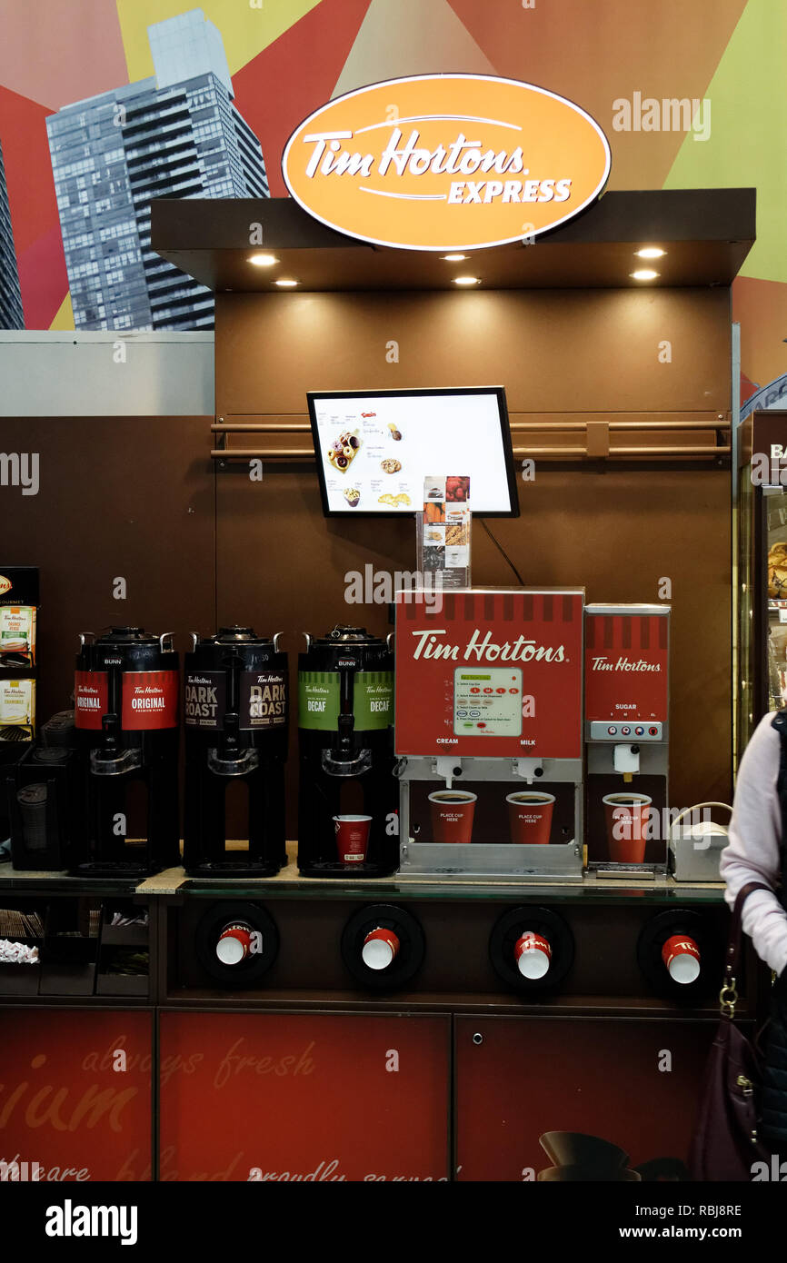 Tim Horton's Express bar caffè nell'aeroporto di Toronto, Canada Foto Stock