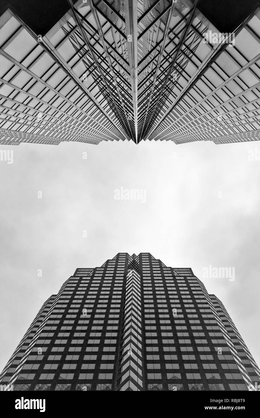 Guardando verso l'alto la Royal Bank of Canada (RBC) Edificio Sud Plaza Tower e TD Canada Trust tower su Front Street nel centro di Toronto, Canada Foto Stock