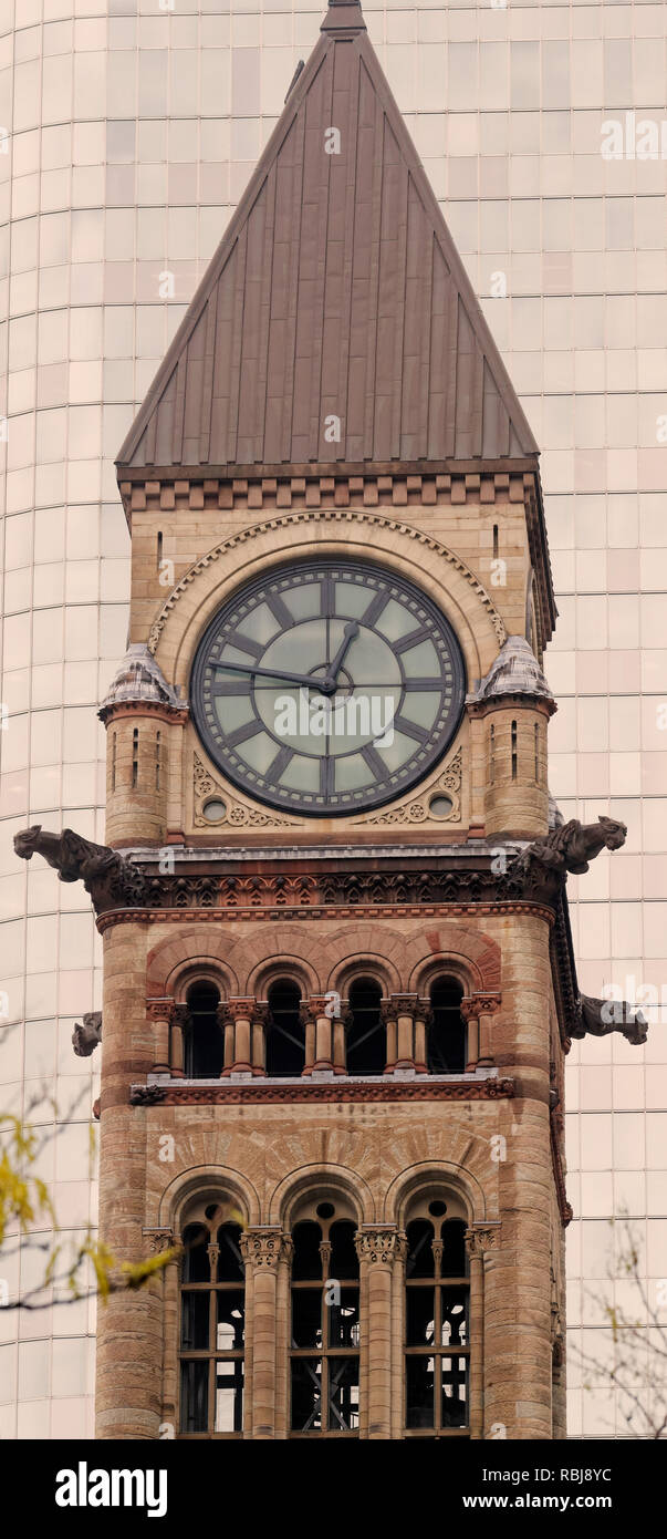 Il Vecchio Municipio di clock tower in Toronto con la parete di vetro Cadillac Fairview edificio dietro Foto Stock