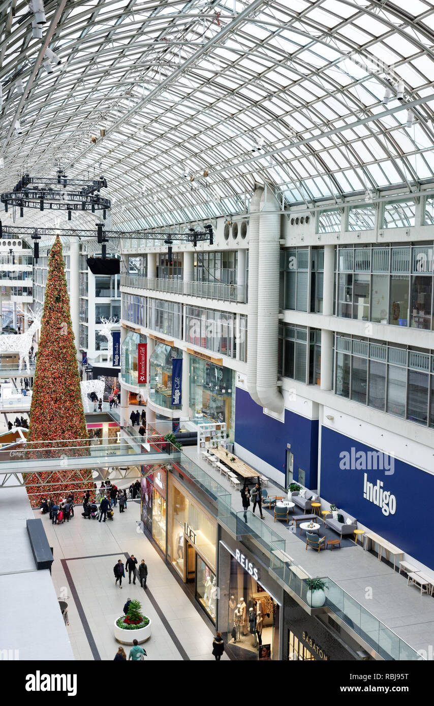 Il grande albero di Natale all'interno dell'Eaton Centre a Toronto in Canada Foto Stock