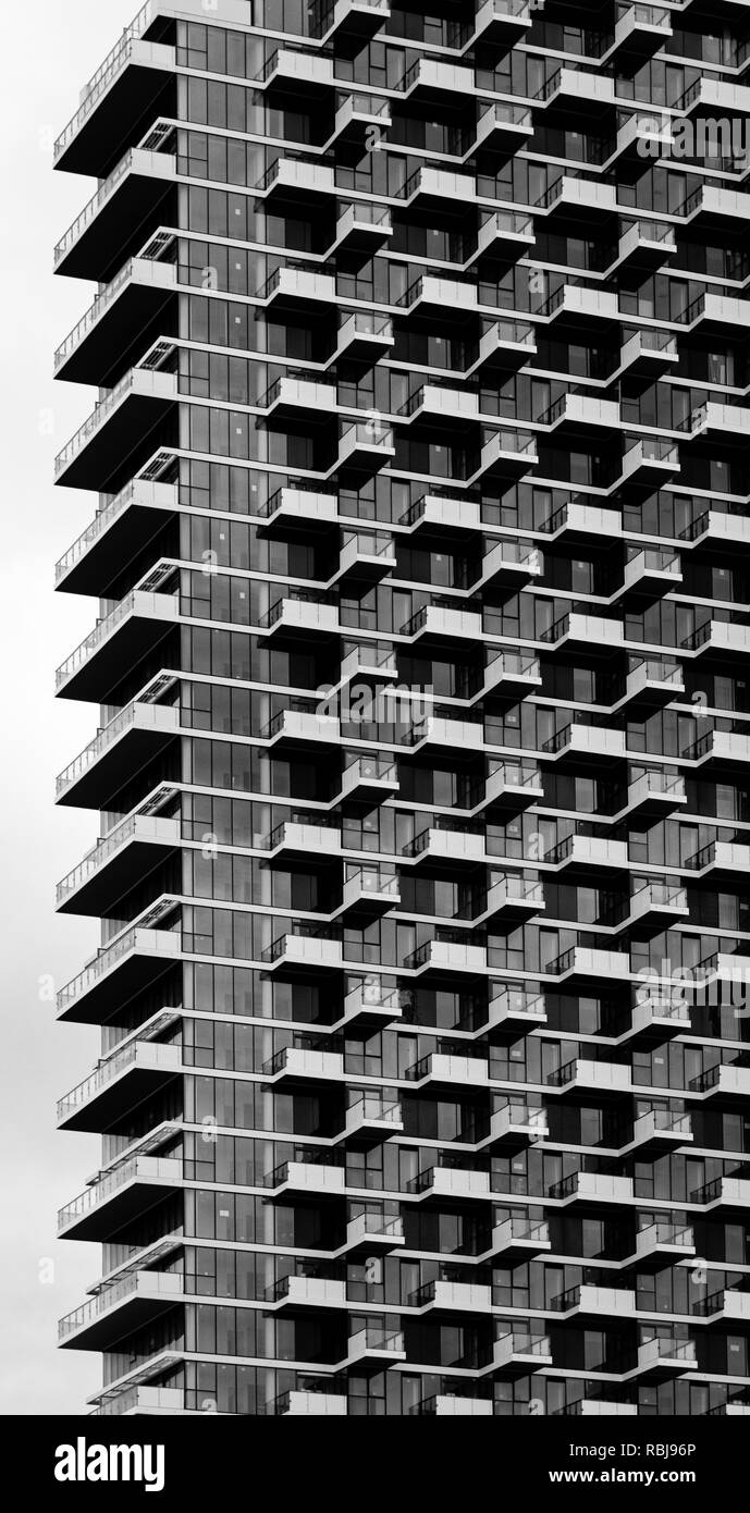 Modelli astratti da balconi e finestre su Le Monde Condominiums alto blocco di appartamenti a Toronto in Canada Foto Stock