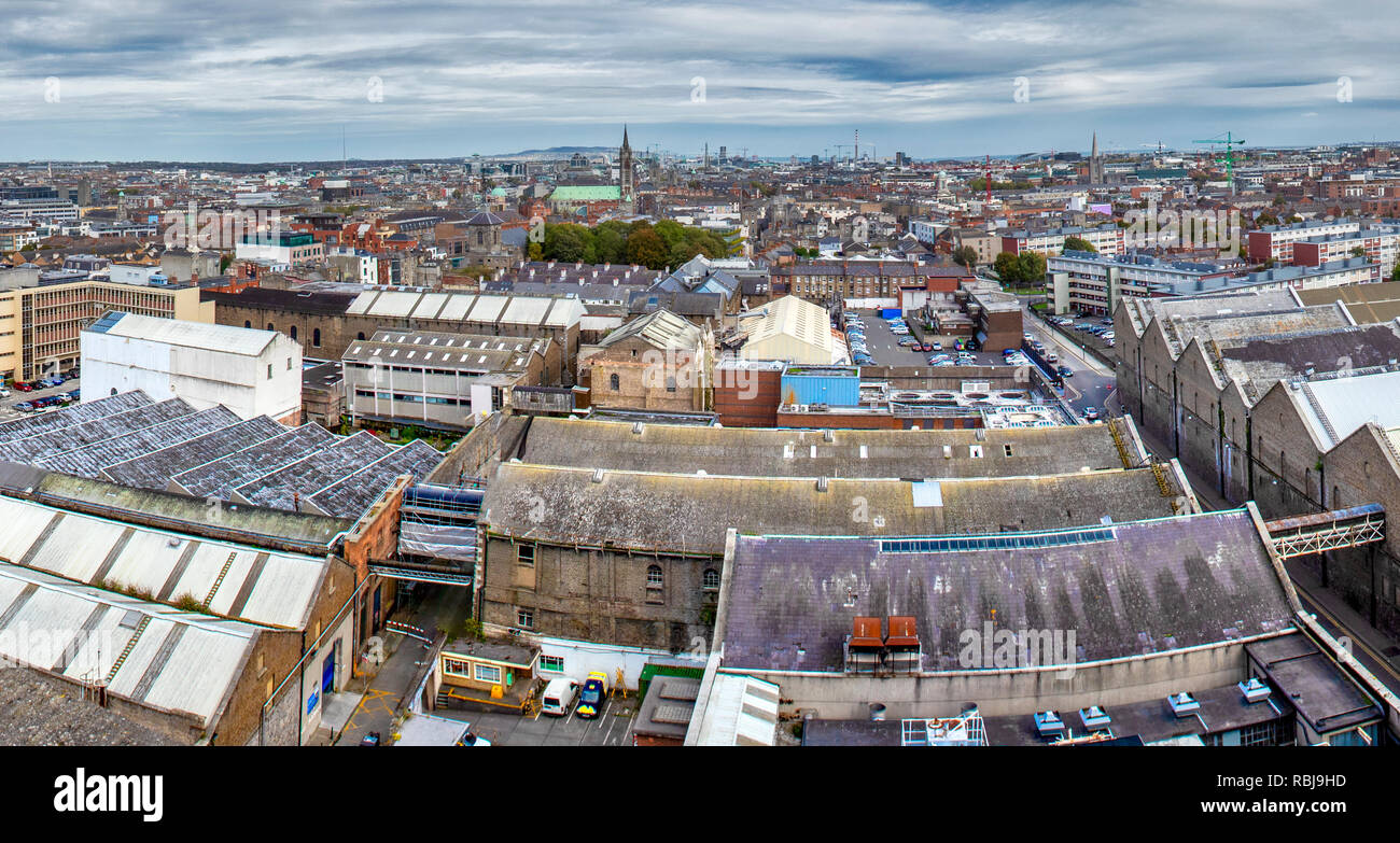 Una vista panoramica della Cattedrale di Dublino distretto dal bar Gravity del Guinness Storehouse a Dublino, Irlanda. Foto Stock