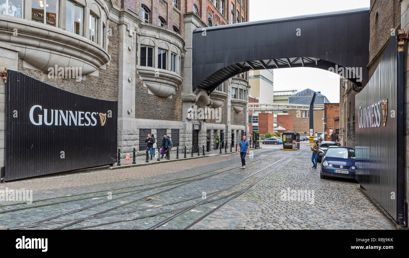 Una vista esterna del Guinness Storehouse a Dublino, Irlanda. Foto Stock