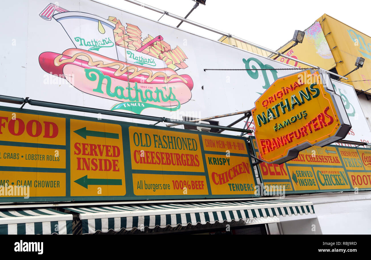 Nathans Handwerker famoso Hotdog wurstel Ristorante originale, Deli, Fast Food, Coney Island, Borough di Brooklyn, New York, NY, STATI UNITI D'AMERICA Foto Stock