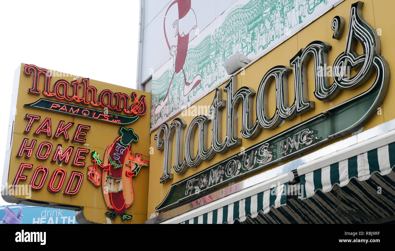Nathans Handwerker famoso Hotdog wurstel Ristorante originale, Deli, Fast Food, Coney Island, Borough di Brooklyn, New York, NY, STATI UNITI D'AMERICA Foto Stock
