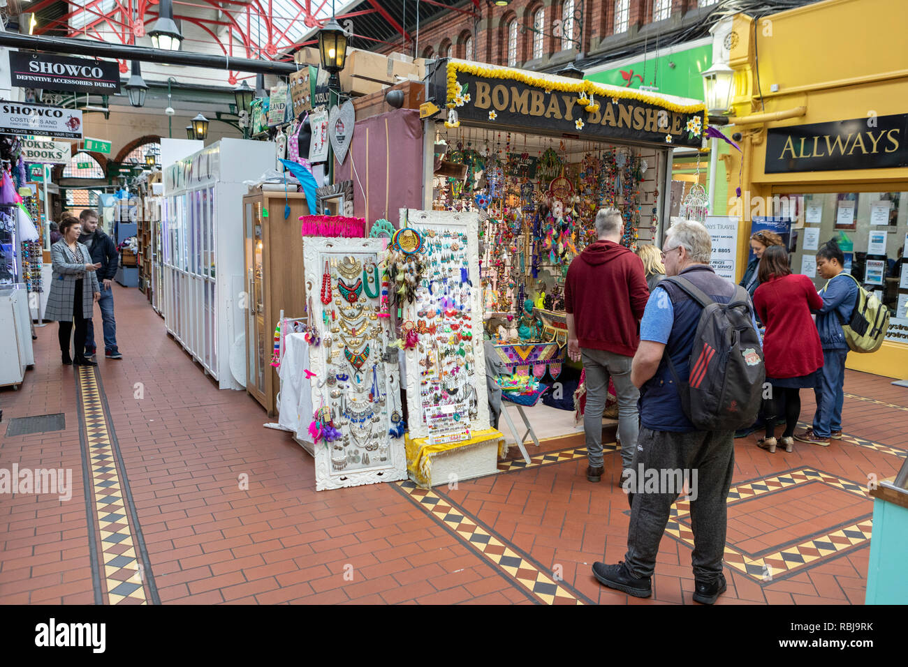 Piccolo shoppes all'interno di George's Street Arcade su South Great George Street a Dublino, Irlanda. Foto Stock