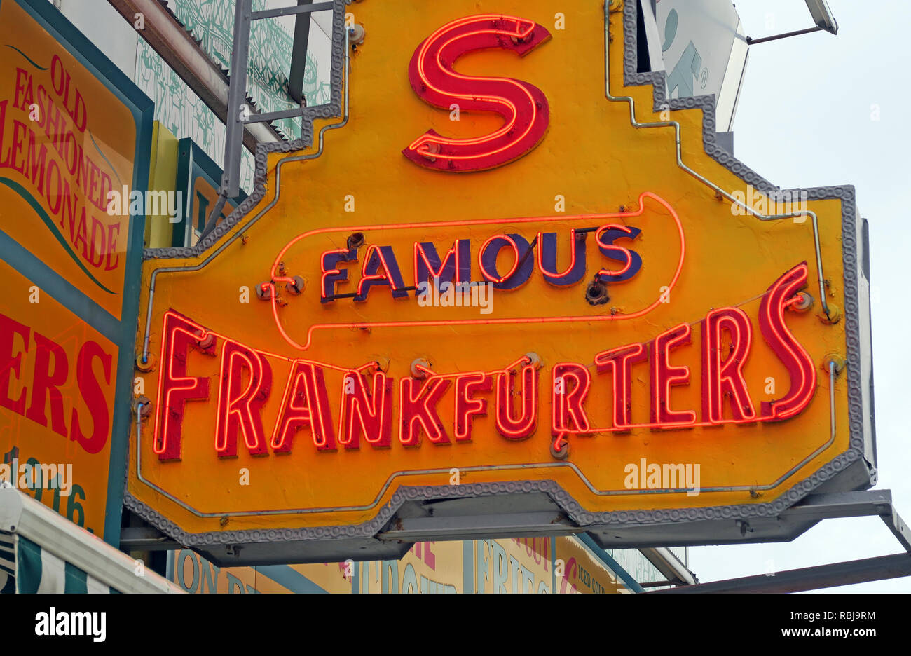 Nathans Handwerker famoso Hotdog wurstel Ristorante originale, Deli, Fast Food, Coney Island, Borough di Brooklyn, New York, NY, STATI UNITI D'AMERICA Foto Stock