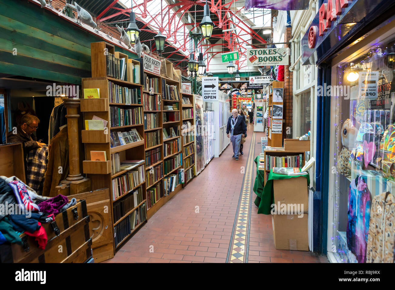 Piccolo shoppes all'interno di George's Street Arcade su South Great George Street a Dublino, Irlanda. Foto Stock