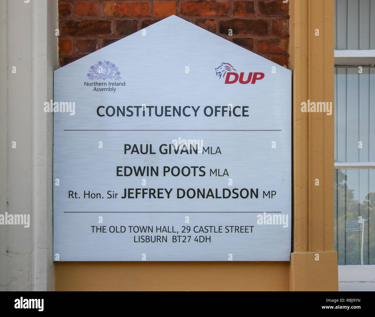 Informazioni politico firmare l'Irlanda del Nord. Cartello fuori DUP circoscrizione office Lisburn, in Irlanda del Nord. Foto Stock