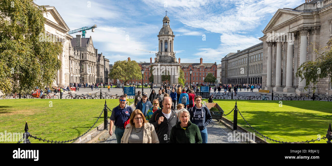 I turisti ed i visitatori a piedi i motivi della Trinità Colllege a Dublino, Irlanda. Foto Stock