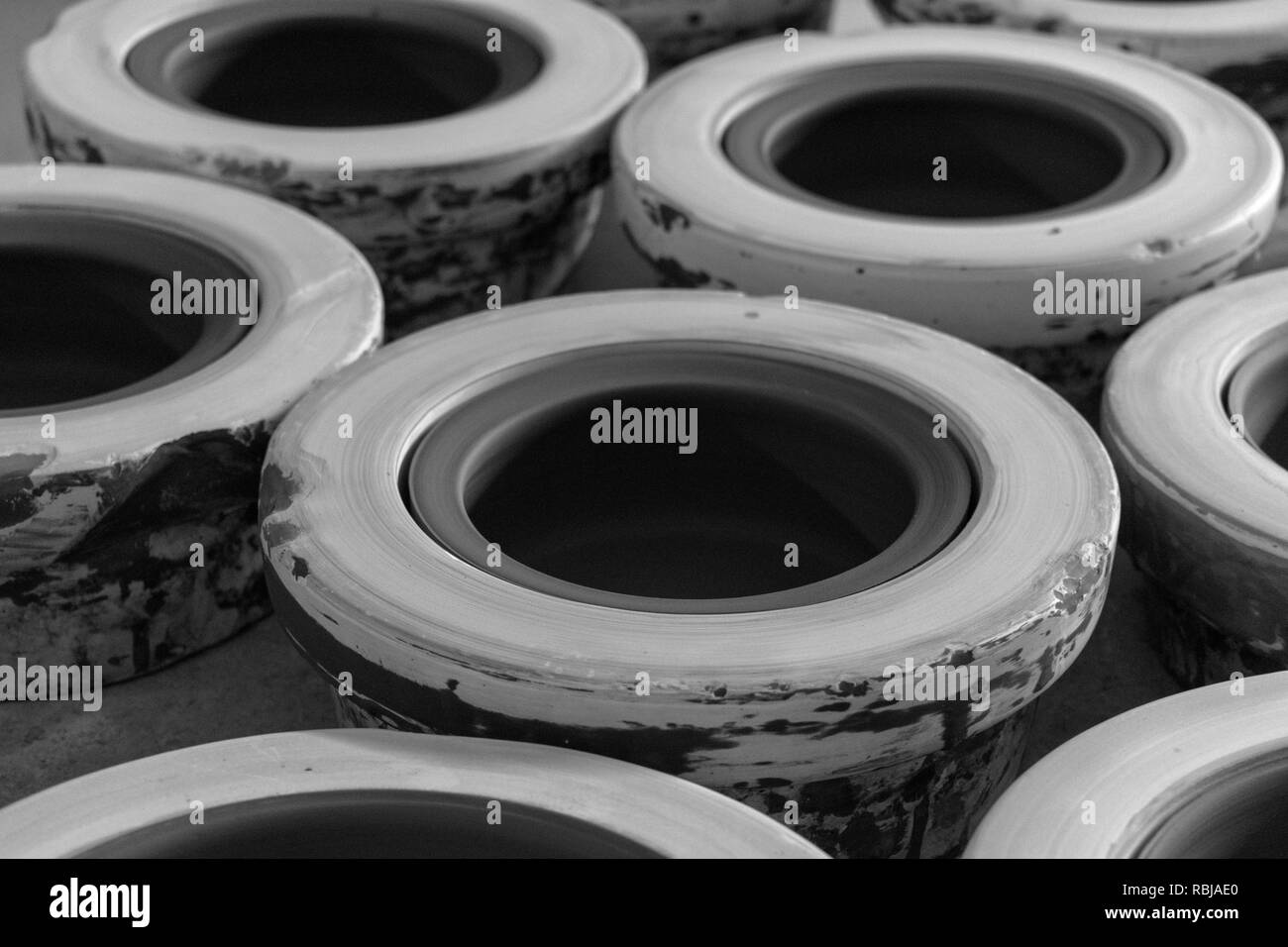 Pentole di creta cast all'interno di stampi ceramici. Foto Stock