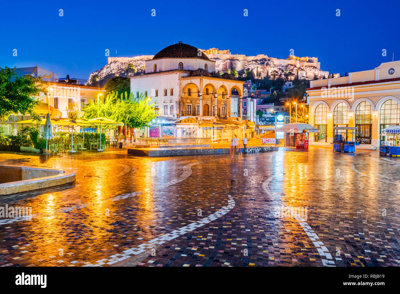 Atene, Grecia - Night immagine con Atene dal di sopra, Piazza Monastiraki e antica acropoli. Foto Stock