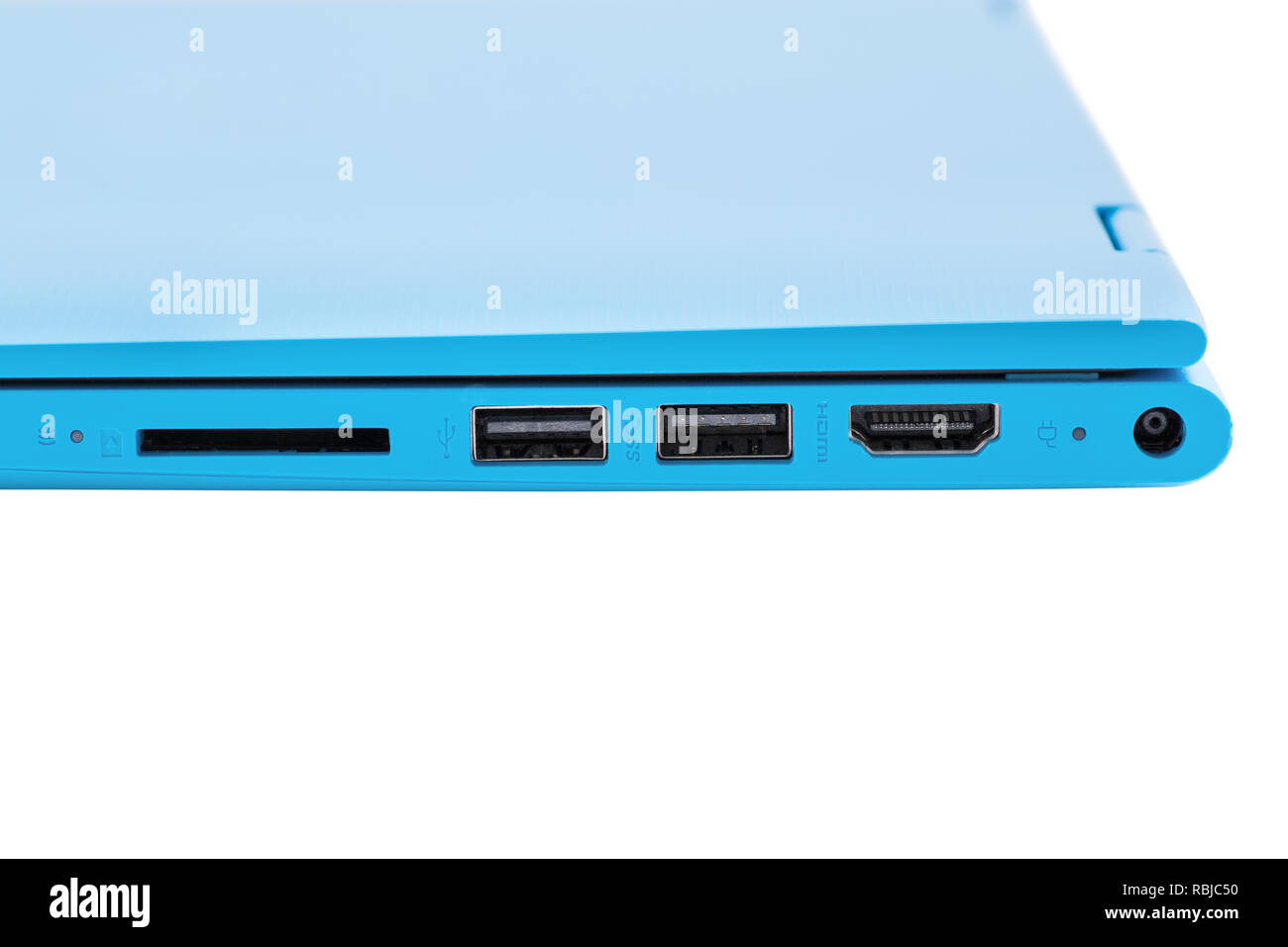 Parte di un moderno computer portatile blu con una potenza con due connettori USB e connettore HDMI e slot per schede SD Foto Stock
