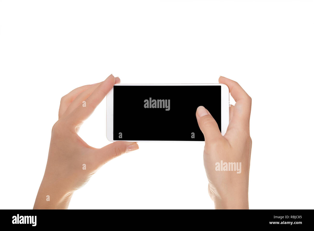 Mock-up dei moderni smartphone nelle mani di una ragazza. Telefono in posizione orizzontale con una schermata vuota e isolata su bianco Foto Stock