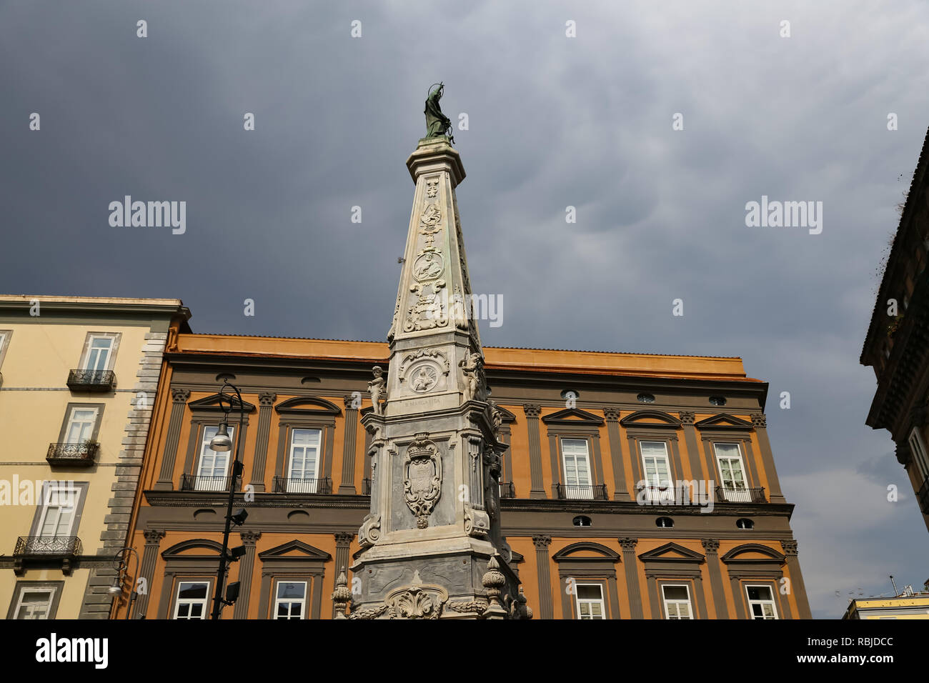 San Domenico obelisco nella città di Napoli, Italia Foto Stock