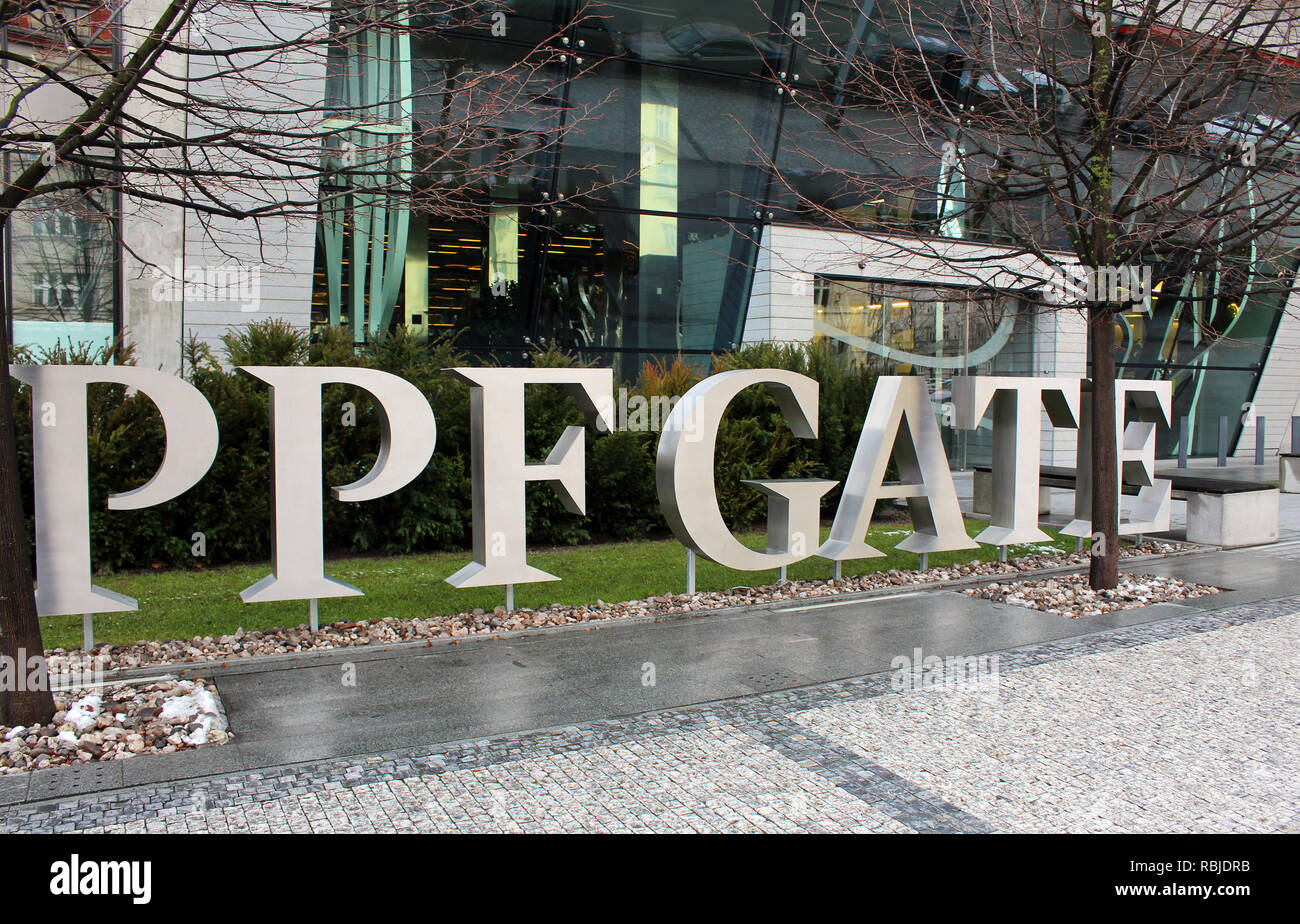 La gate di PPF edificio su via Evropska in Dejvice, Praga, Repubblica ...