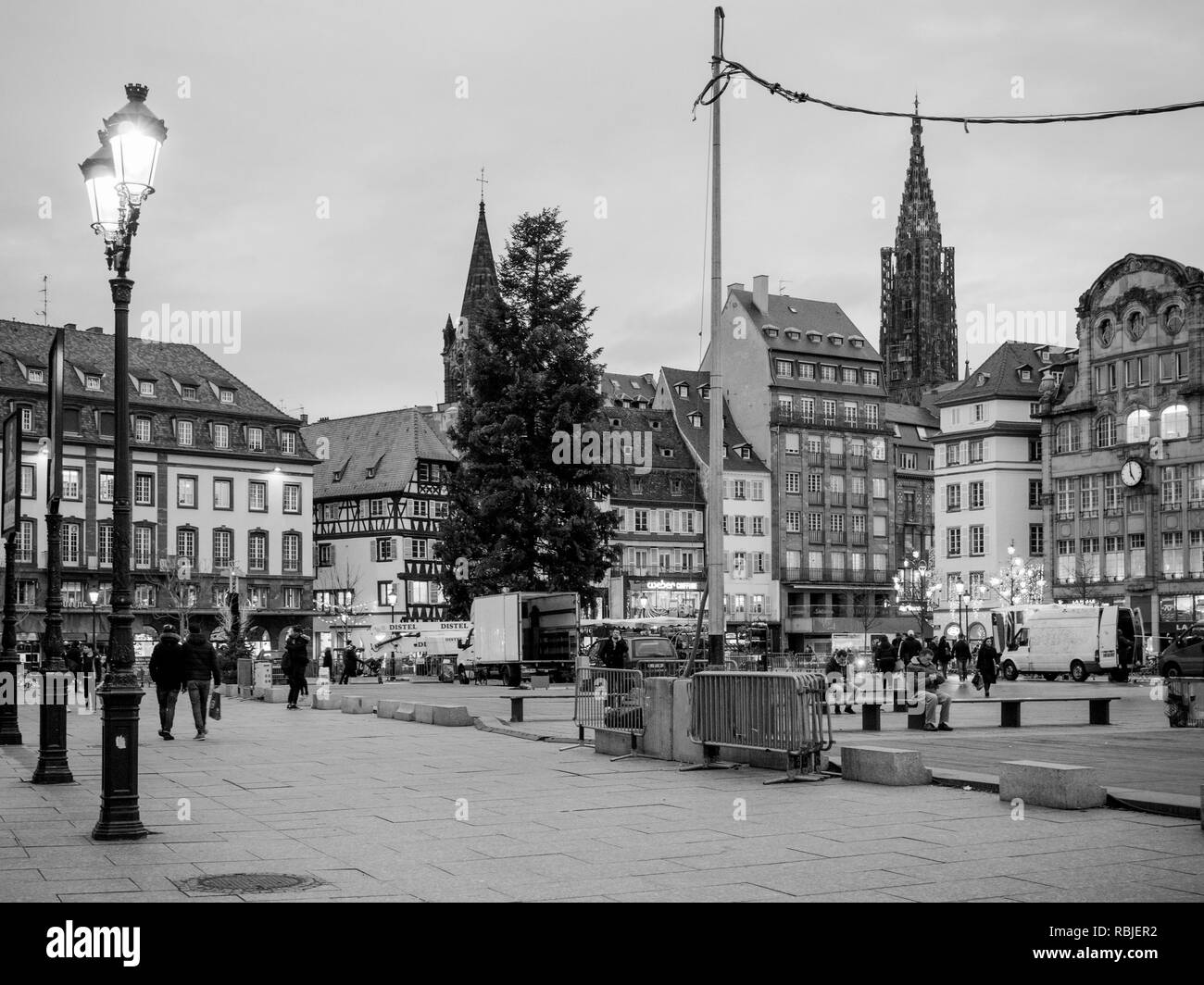 Strasburgo, Francia - 11 GEN 2018: Posto occupato generale Kleber piazza centrale a Strasburgo al crepuscolo con pedoni camminando e ammirando il più alto albero di Natale in Europa Foto Stock