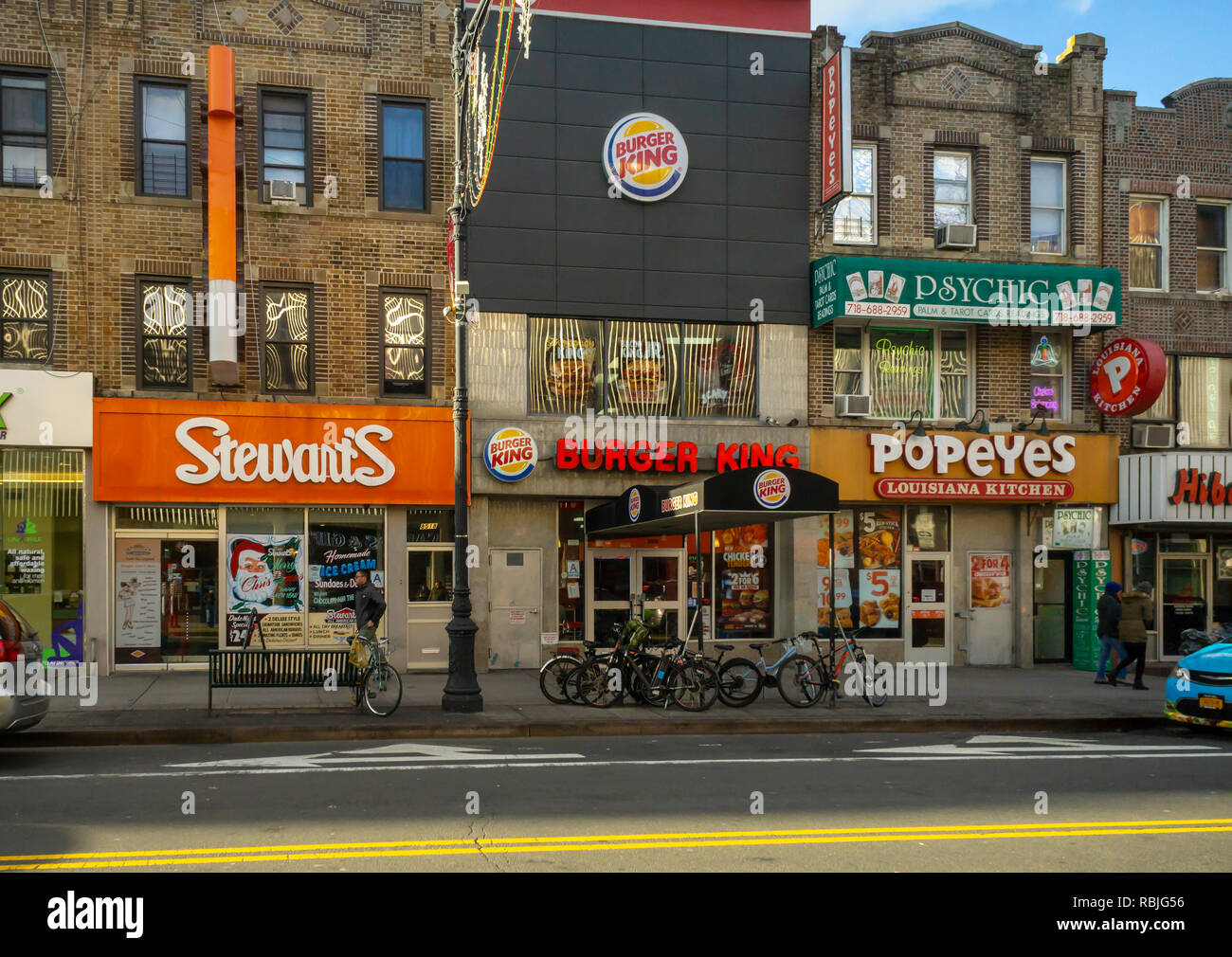 Una linea di ristoranti fast food in Bay Ridge quartiere di Brooklyn a New York il suo ultimo giorno, Domenica, 6 gennaio 2019. (© Richard B. Levine) Foto Stock