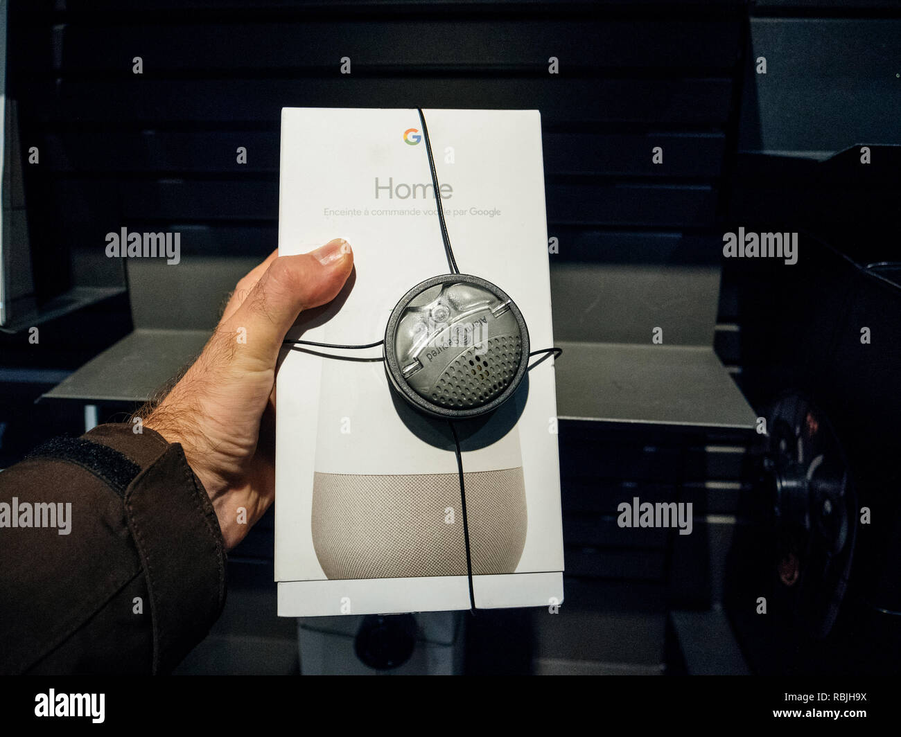Parigi, Francia - Nov 23, 2017: Venerdì nero store shopping giorno in Francia, Parigi con i clienti che acquistano prodotti gadget elettronici in Fnac catena di vendita al dettaglio uomo azienda home page di Google smart speaker Foto Stock