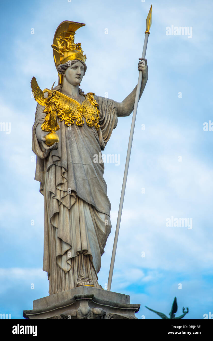 Pallade Atena statua all'edificio del Parlamento, Vienna, Austria Foto Stock