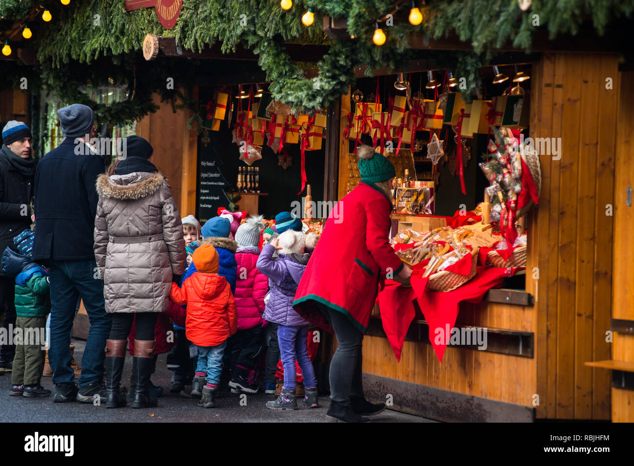 Mercatino di Natale in piazza Rathausplatz presso il municipio o Rathaus, Vienna, Austria. Foto Stock