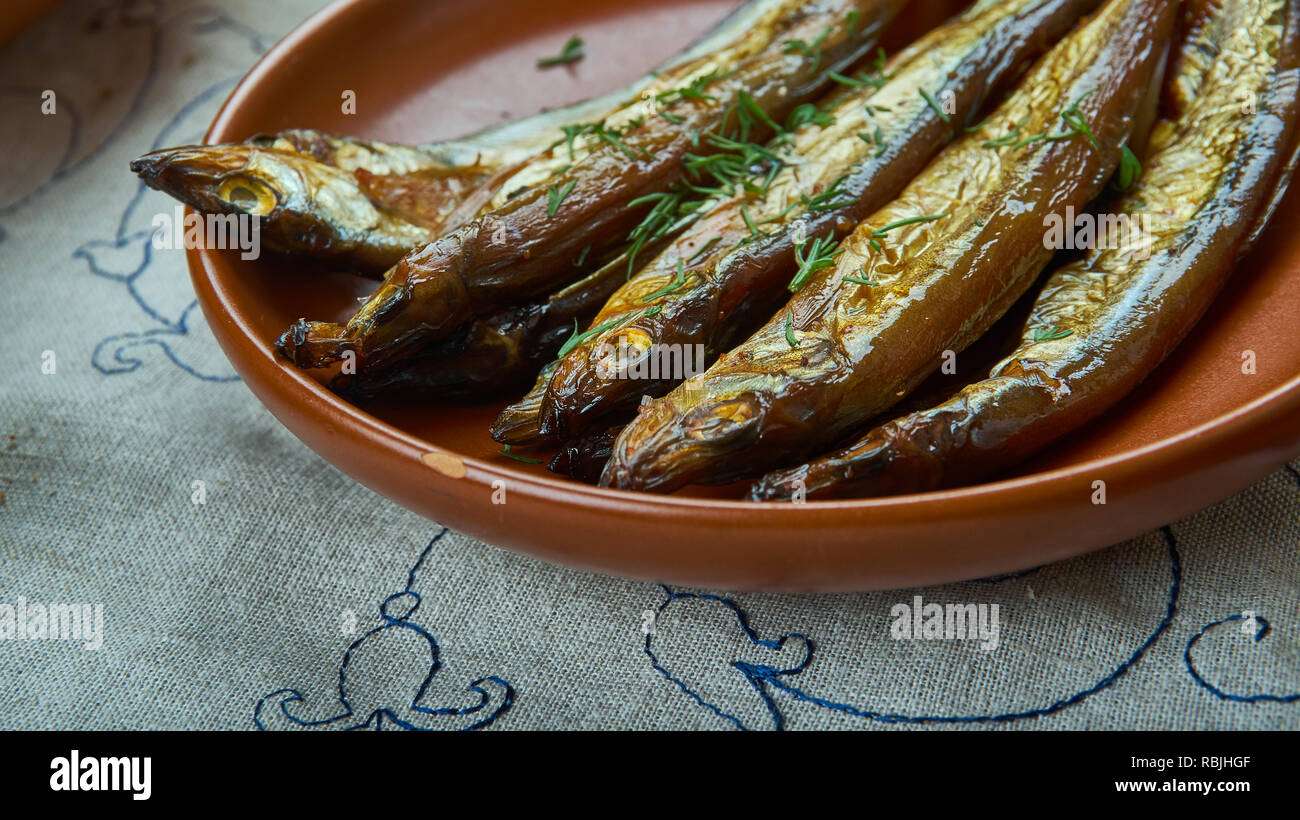 Bockling, hot-aringa affumicata simile a kipper e i bloater, svedese la cucina casalinga, tradizionali piatti assortiti, vista dall'alto. Foto Stock
